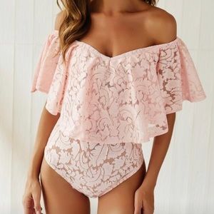 🍓NWOT Off the Shoulder Bodysuit